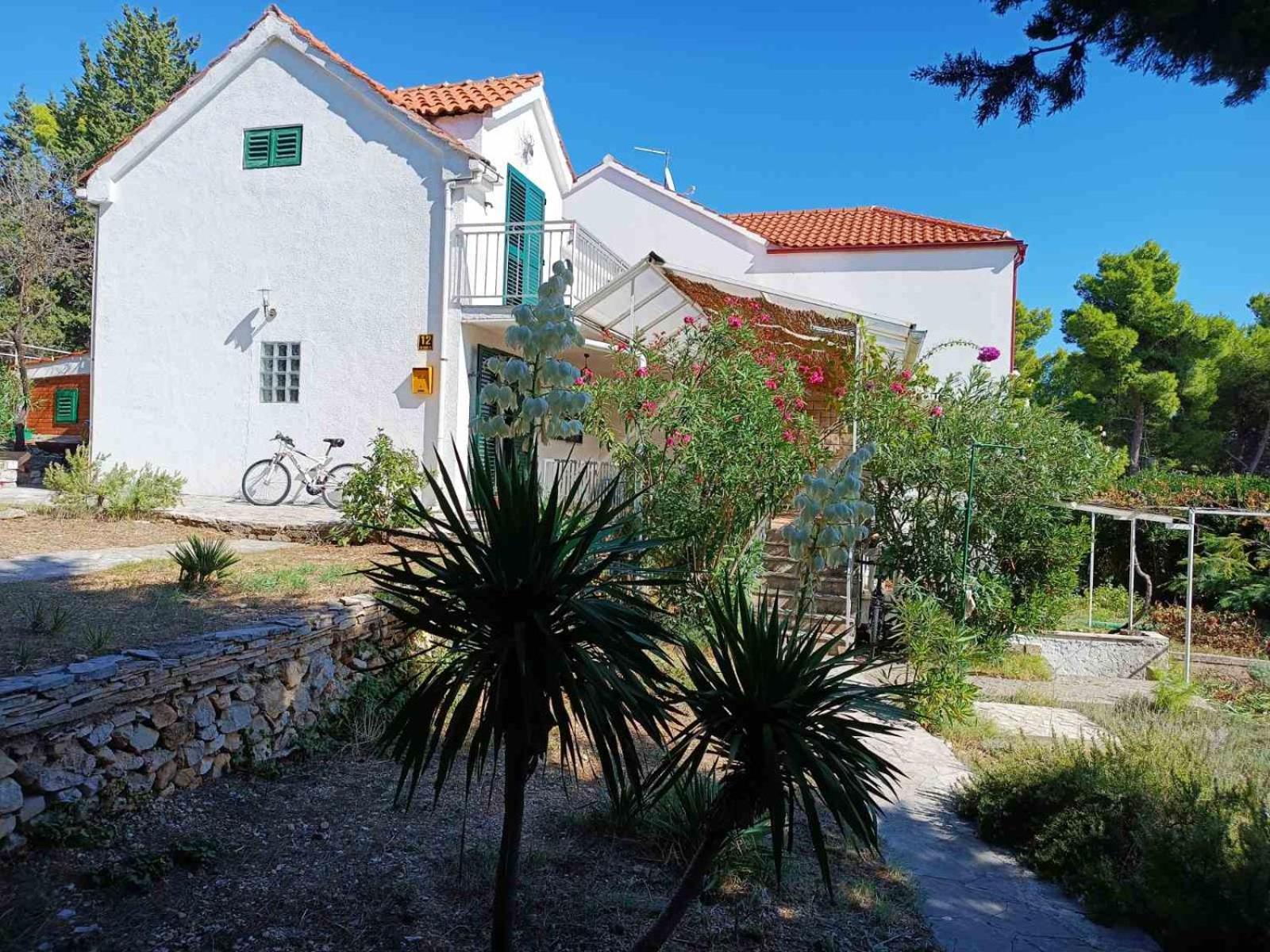 Charming Apartments With Garden Бол Номер фото